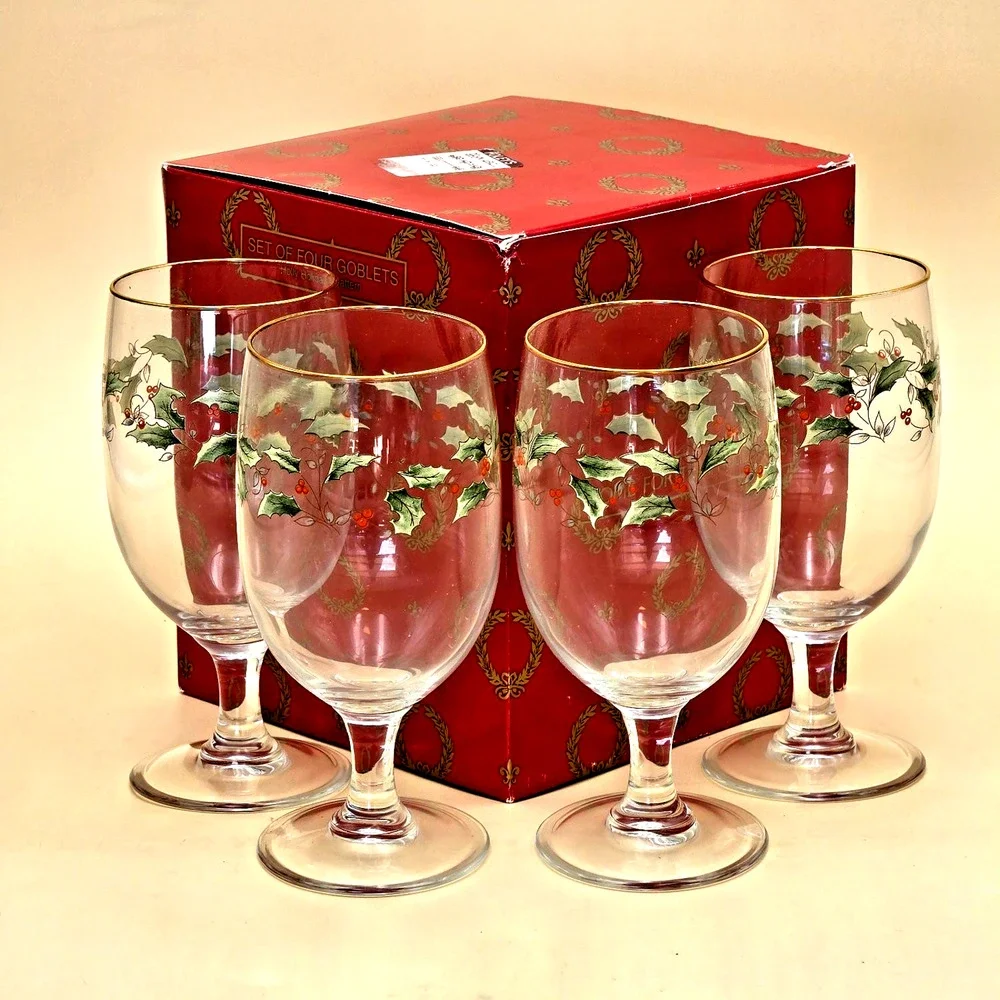 Royal Limited Holly Holiday Wine Glass Set of 4 Goblets Stemmed Gold Rim in Box